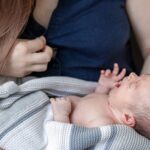 ПРВИТЕ НЕДЕЛИ СО БЕБЕТО: Практични совети за нови родители – како, кога и колку често да го храните вашето новороденче