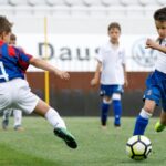 Не мора да бидете на секој тренинг на детето: Зошто родителското присуство понекогаш може да штети