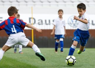 Не мора да бидете на секој тренинг на детето: Зошто родителското присуство понекогаш може да штети