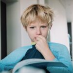 Зошто децата џвакаат облека – и како да им помогнете да престанат