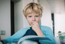 Зошто децата џвакаат облека – и како да им помогнете да престанат