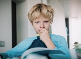 Зошто децата џвакаат облека – и како да им помогнете да престанат
