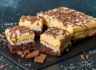 РЕЦЕПТ НА ДЕНОТ: Кремаст колач со ванила, чоколадо и кокос