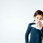 БОЛНО ГРЛО, КИВАЊЕ И КАШЛАЊЕ: Како да ја разликувате новата варијанта на ковид од обичната настинка?