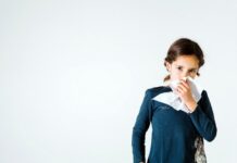 БОЛНО ГРЛО, КИВАЊЕ И КАШЛАЊЕ: Како да ја разликувате новата варијанта на ковид од обичната настинка?