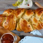 РЕЦЕПТ НА ДЕНОТ: Млечна плетенка која исчезнува штом ја ставите на маса