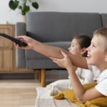 Ако вашето дете прави 10 од овие 20 работи, тоа значи дека го “воспитува телевизијата“