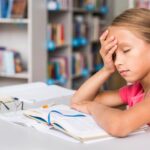 ПЕТ СУПТИЛНИ ЗНАЦИ: Како да препознаете дека детето е преоптоварено со обврски?