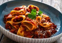 РЕЦЕПТ НА ДЕНОТ: Тестенини со мелено месо готови за 10 минути