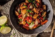 РЕЦЕПТ НА ДЕНОТ: Вок со ориз, пилешко и зеленчук