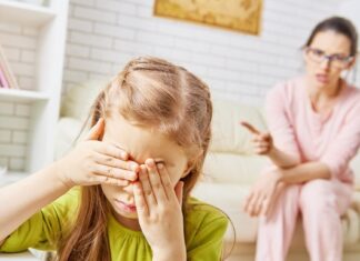 ДЕТСТВО ВО СТРАВ: Што се случува кога мајката е емоционално нестабилна