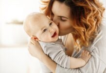 НАУЧНИЦИТЕ ОБЈАСНИЈА: Зошто бебињата ни се толку слатки, што сакаме да ги ‘изедеме’?