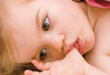 ПРАКТИЧНИ СОВЕТИ: Како да го одвикнете детето од цицање на палецот