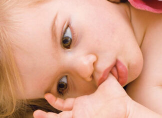 ПРАКТИЧНИ СОВЕТИ: Како да го одвикнете детето од цицање на палецот