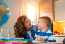 Престанете да прашувате „Како беше на училиште?“: Како да поттикнете детето за зборува за својот ден