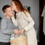 Дали треба да престанеме да ги гушкаме децата кога ќе влезат во пубертет?