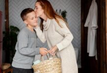 Дали треба да престанеме да ги гушкаме децата кога ќе влезат во пубертет?