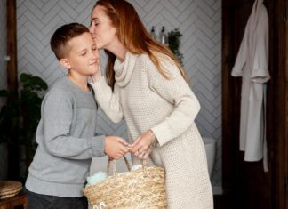 Дали треба да престанеме да ги гушкаме децата кога ќе влезат во пубертет?