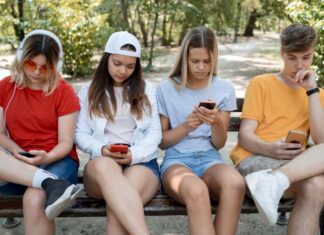 Дали користењето мобилен телефон го менува мозокот на адолесцентите?