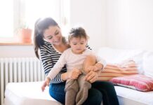 Самостојноста на детето започнува со облекувањето – не го прекинувајте