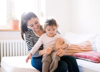 Самостојноста на детето започнува со облекувањето – не го прекинувајте