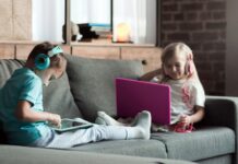 КАКО ДА УПРАВУВАТЕ СО ЕКРАНСКОТО ВРЕМЕ НА ДЕЦАТА