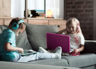 КАКО ДА УПРАВУВАТЕ СО ЕКРАНСКОТО ВРЕМЕ НА ДЕЦАТА