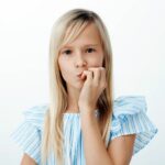 ГРИЦКАЊЕ НА ЗАНОКТИЦИ: Mинлива навика кај децата или знак за проблем?