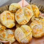 РЕЦЕПТ НА ДЕНОТ: Погачици со кашкавал