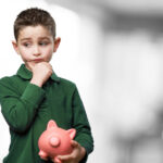 „Не можеме тоа да си го дозволиме“ – зошто фразата која често ја користиме со децата е штетна и како да ја промените