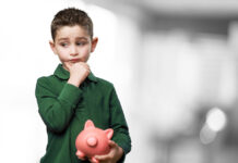 „Не можеме тоа да си го дозволиме“ – зошто фразата која често ја користиме со децата е штетна и како да ја промените