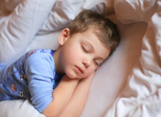 Кога детето престанува да спие преку ден?