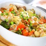 РЕЦЕПТ НА ДЕНОТ: Пилешко со зеленчук во едно тавче