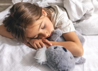 ЛЕСНО ЛЕГНУВАЊЕ ВО КРЕВЕТ: Како да го научите детето да заспива без борба