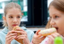 Здрав однос кон храната кај децата: Зошто забраните не помагаат