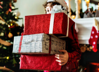 ПРАЗНИЦИ БЕЗ ПРЕТЕРУВАЊЕ: Правило на четири подароци за среќни и благодарни деца