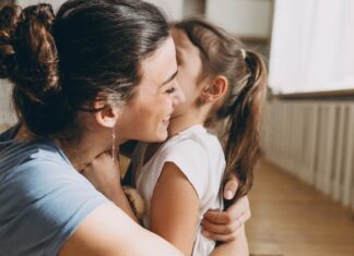Силата на мајчините зборови: 6 реченици што го обликуваат животот на вашето дете