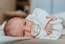 ПРАКТИЧЕН ВОДИЧ: Како правилно да ја стерилизирате бебешката цуцла