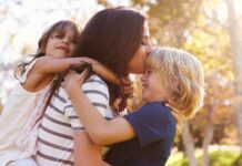 Зошто децата постојано бараат наше внимание – и како да им помогнеме