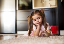 Зошто на бебињата (и децата) понекогаш треба да им биде здодевно