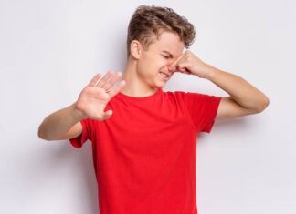 НЕПРИЈАТЕН МИРИС КАЈ ДЕТЕТО: Кога е знак за пубертет и како да се справите