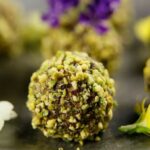 РЕЦЕПТ НА ДЕНОТ: Топчиња со сирење и ф’стаци