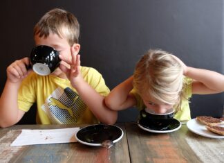 Смеат ли децата да пијат кафе? Што треба да знаат родителите за кофеинот