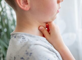 ДЕТСКИ БОЛЕСТИ ВО ЗИМА: Црвено грло кај детето – ангина или само вирус?