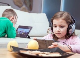 Како да спречите прекумерно користење екрани кај децата за време на распустот