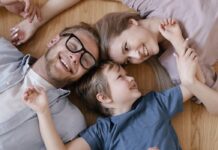 Четири едноставни начини како родителите можат да им покажат љубов на децата
