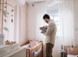 Зошто пеењето на бебињата е повеќе од приспивна песна