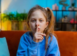 Кога лажењето е нормално, а кога е знак за проблем кај децата