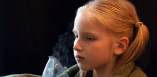 СУВА КАШЛИЦА КОЈА СЕ ЗАСИЛУВА НОЌЕ, ВИСОКА ТЕМПЕРАТУРА И ОТЕЖНАТО ДИШЕЊЕ: Како да ја разликувате пневмонијата од обичната настинка