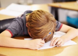 „Мамо, не можам да ја најдам јакната!“ – како да му помогнете на детето ако постојано губи работи и заборава обврски